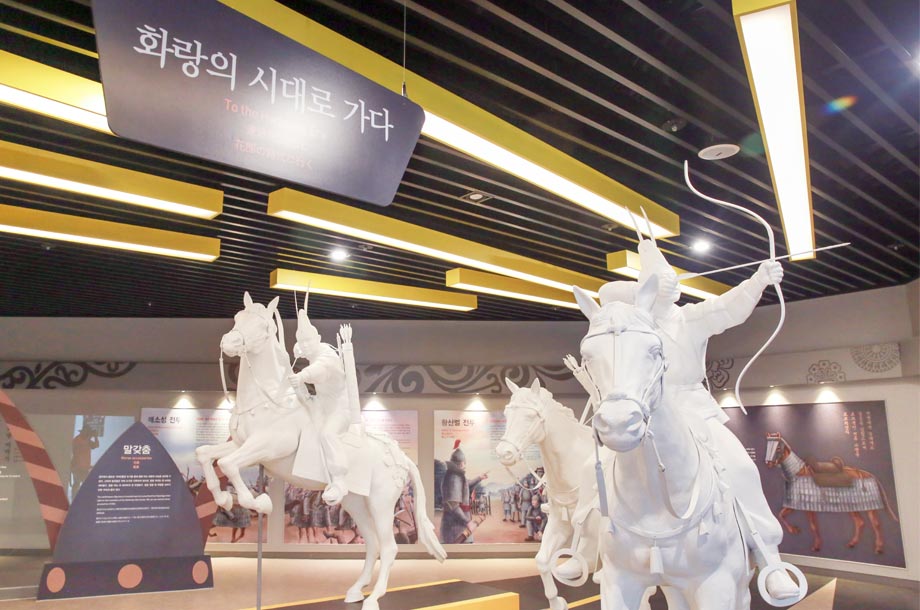 화랑의 시대로 가다 전시관의 말을 타고있는 화랑 조각상 정면