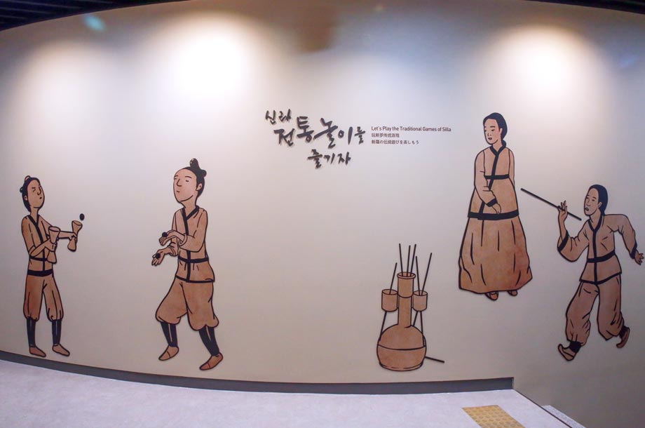 신라 전통놀이를 즐기자 구역의 벽면의 일러스트 이미지