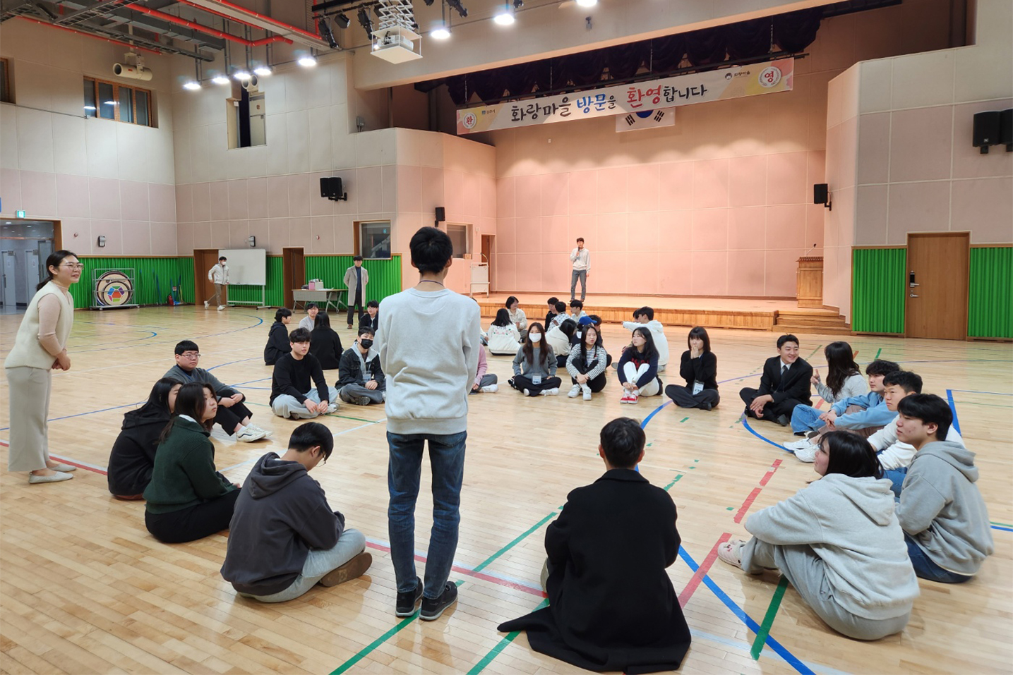 강당에 모인 사람들