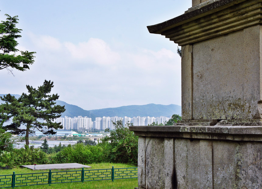 나원리오층석탑에서 보이는 경주시내