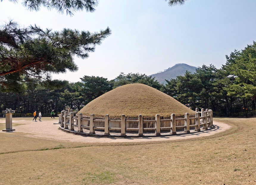 김유신장군묘 전경