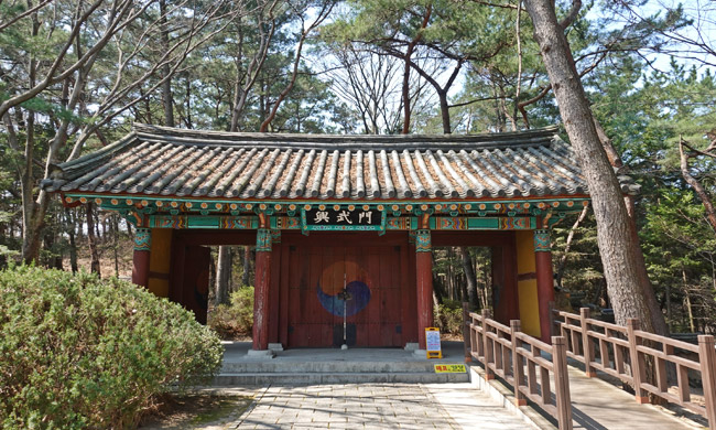 김유신장군묘 입구