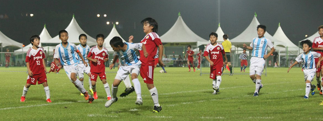 축구 경기 중인 선수들의 모습