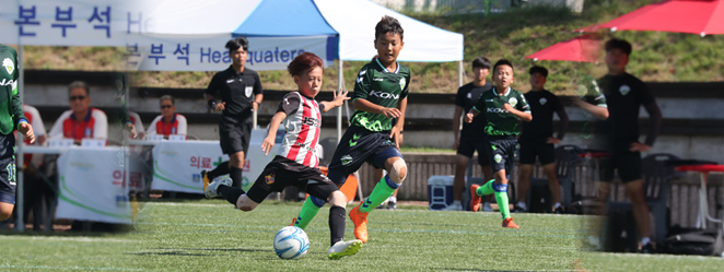 축구 경기 중인 선수들의 모습