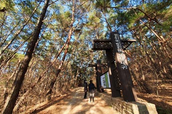 경주국립공원 남산지구 안내판을 읽고있는 사람들