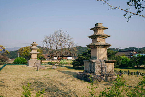 남산동 동서삼층석탑 전경