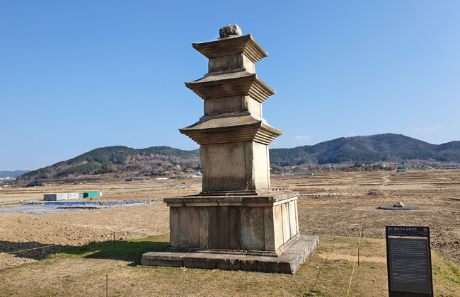 측면에서 본 황복사지삼층석탑