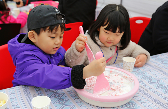키즈베리딸기체험장에서 아이들이 아이스크림을 만드는 모습