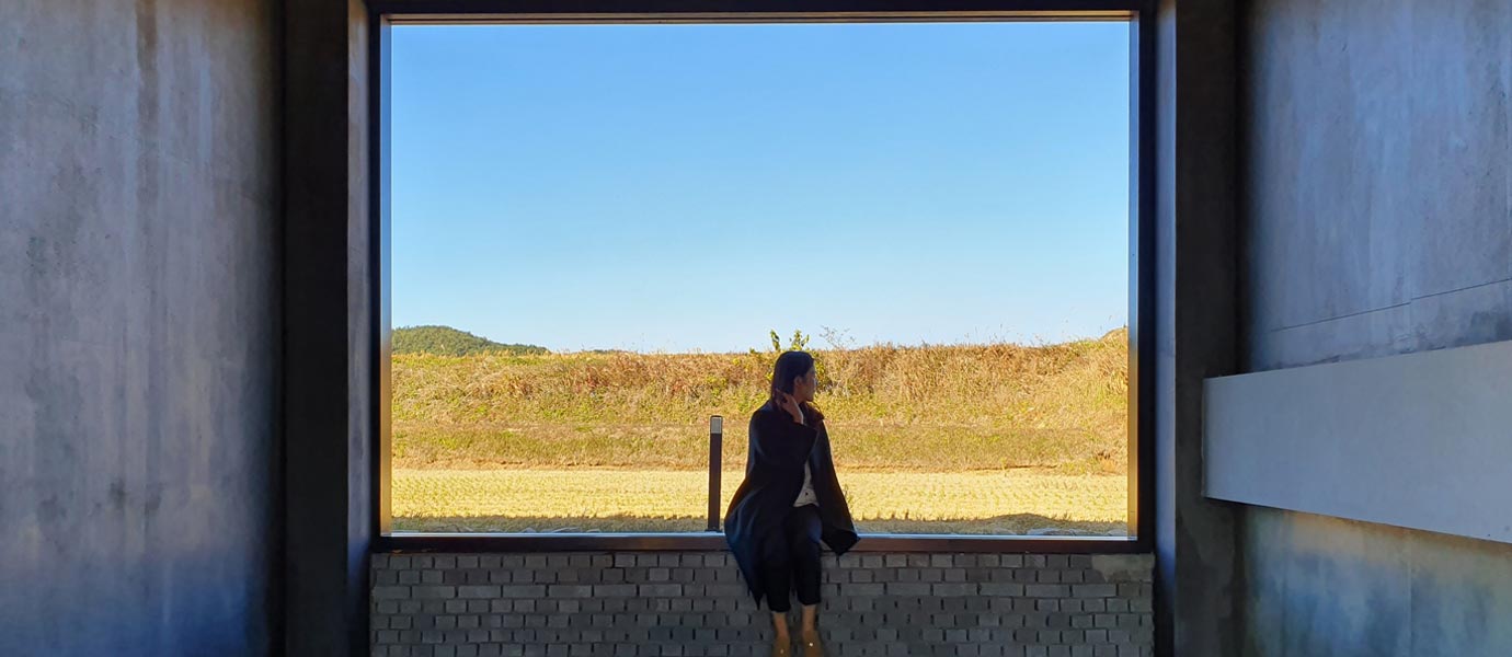 카페 로드100 포토존 : 커다란 유리창 뒤로 한적한 들녘이 보인다