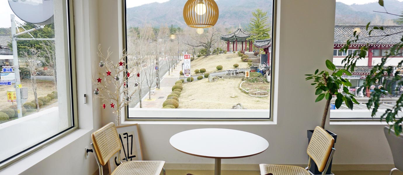 로머스커피 내부에서 창으로 보이는 불리단길