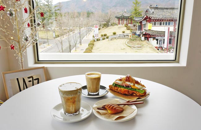 크루와상 샌드위치와 흑임자 크림라떼