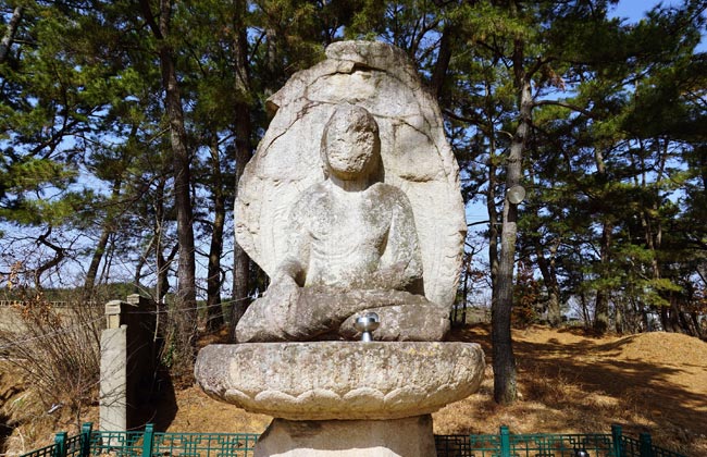 앞에서 바라본 석불좌상