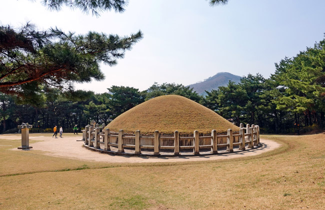김유신 장군묘 전경