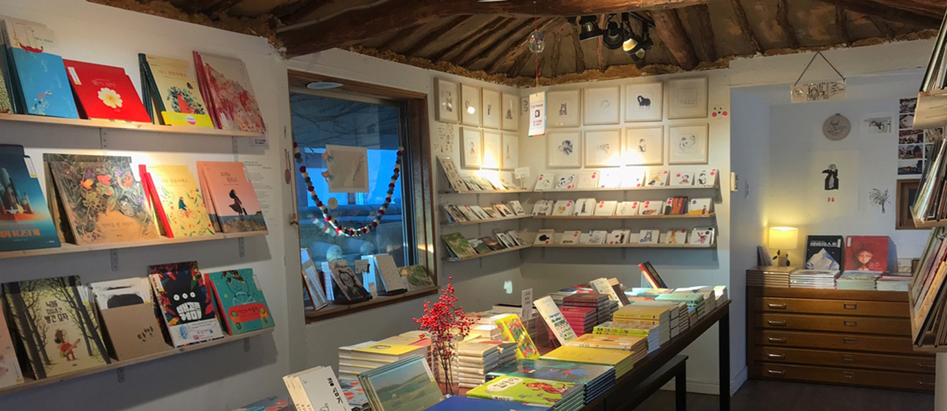 소소밀밀의 책들이 놓여져있는 실내 전경