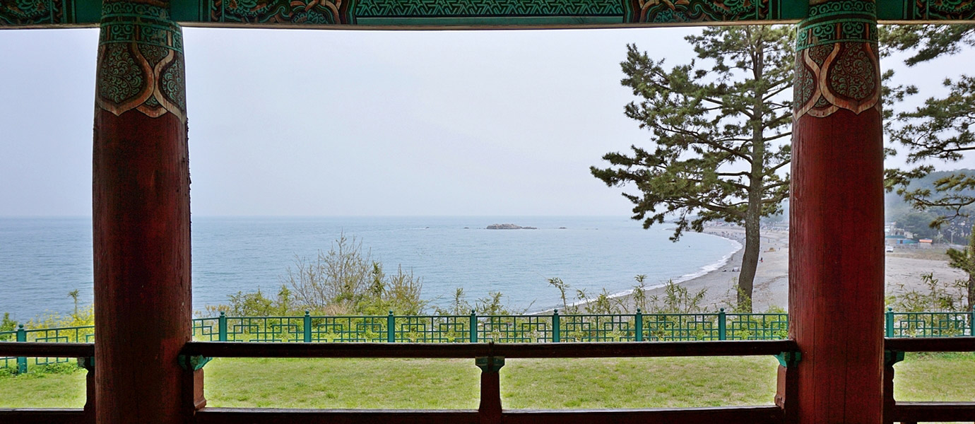 이견대에서 내려다 본 평온한 문무대왕릉