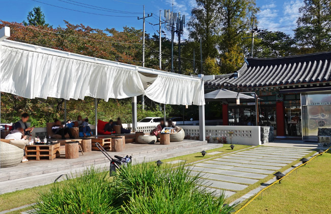 야외 테라스에서 커피를 마시는 사람들