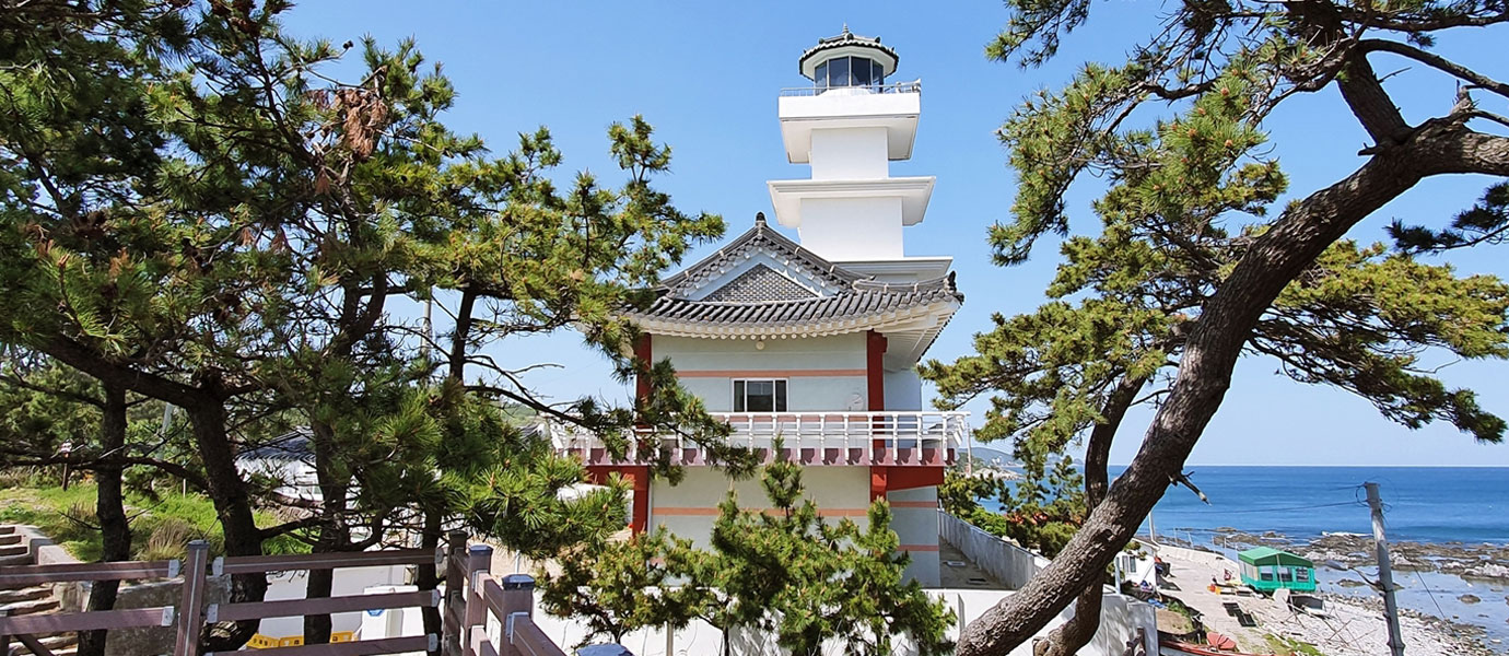 소나무 사이로 보이는 송대말 등대