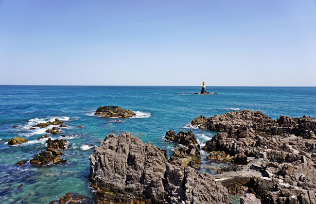 해안도로에서 바라본 바다와 멀리 보이는 등대