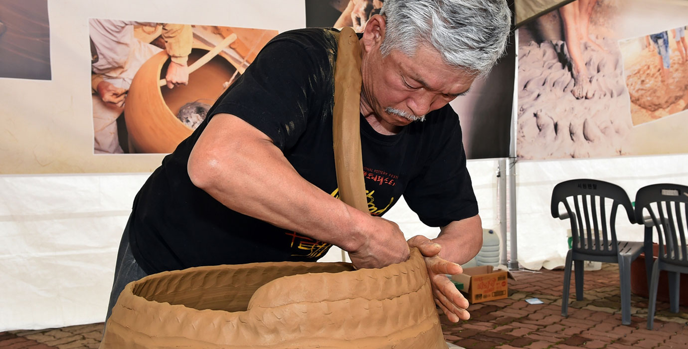 도자기를 만드는 백발의 어르신