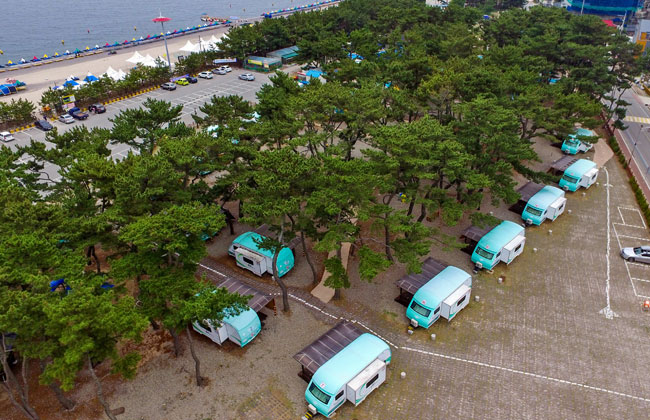 캠핑카들이 줄지어 있는 오류캠핑장 항공사진