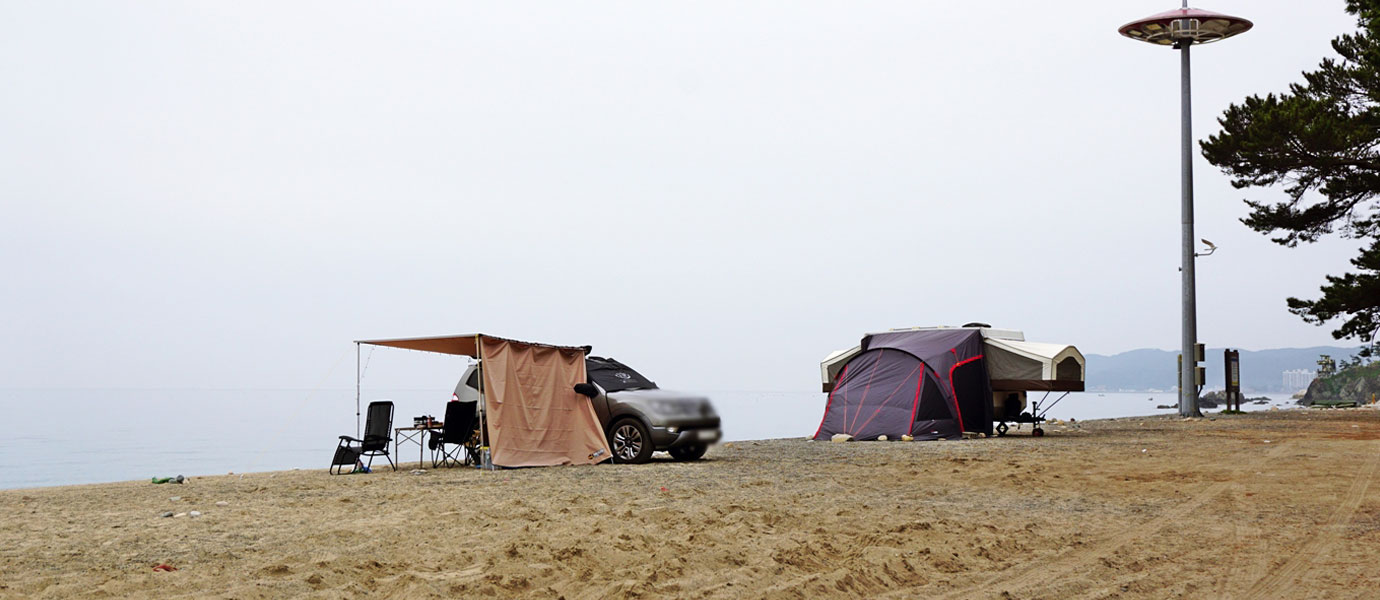 관성솔밭해변에서 차량과 텐트를 사용하여 차박중인 사진