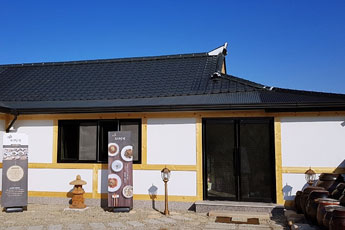 수정소반 건물 외부 전경