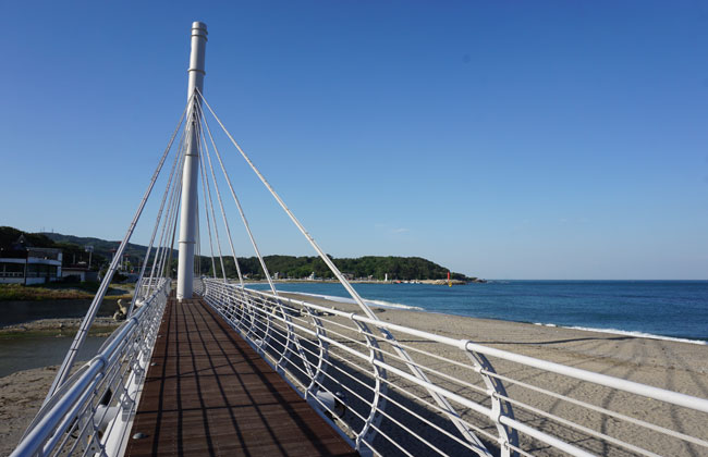 나정고운모래해변에 산책용 데크가 설치되어있다.