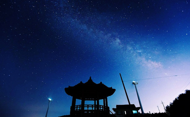 경풍루 위로 보이는 밤하늘의 별