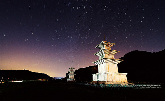 감은사지의 별이보이는 밤하늘