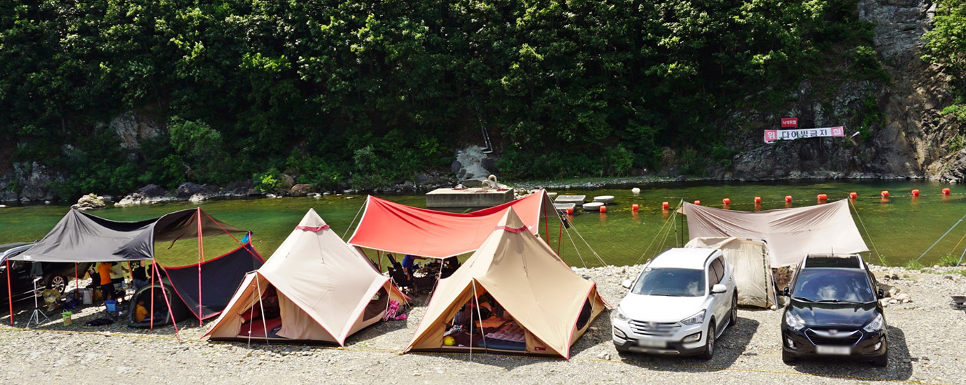 동창천에 텐트를 설치한 피서객들