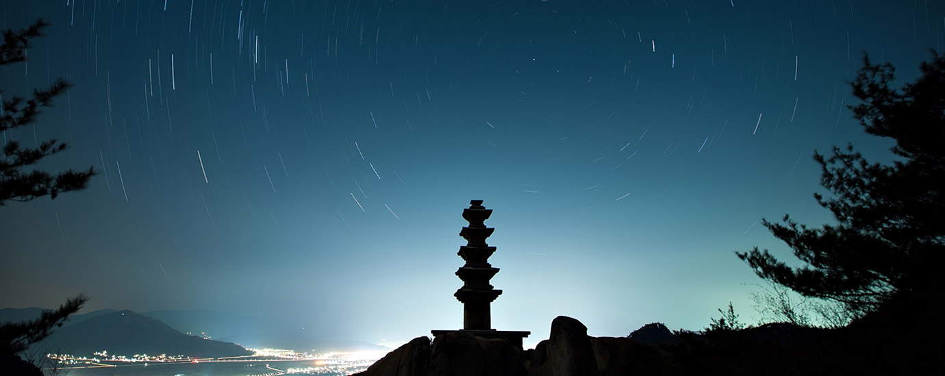 늠비봉 오측석탑 위로 보이는 일주운동