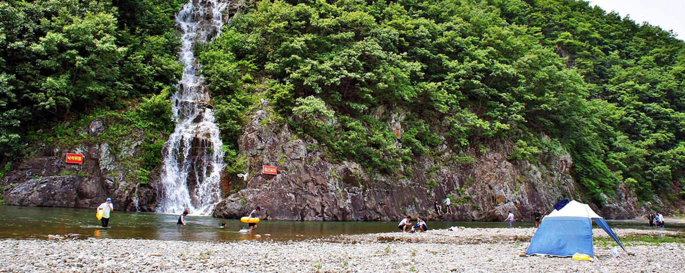 청룡폭포와 동창천에서 물놀이 하는 사람들