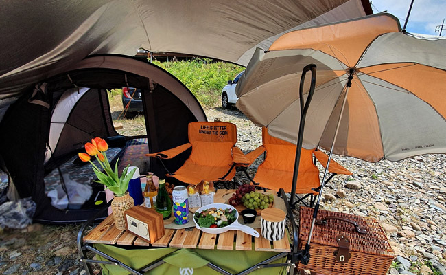 캠핑사진 (텐트와 의자 테이블이 설치된 모습)