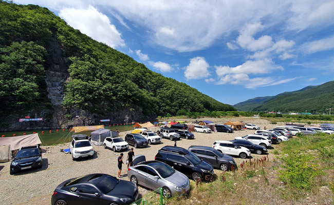 나들이객들로 북적이는 동찬천 둔치