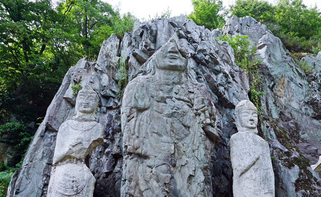 선도산 정상부에 있는 서악동 마애삼존여래입상