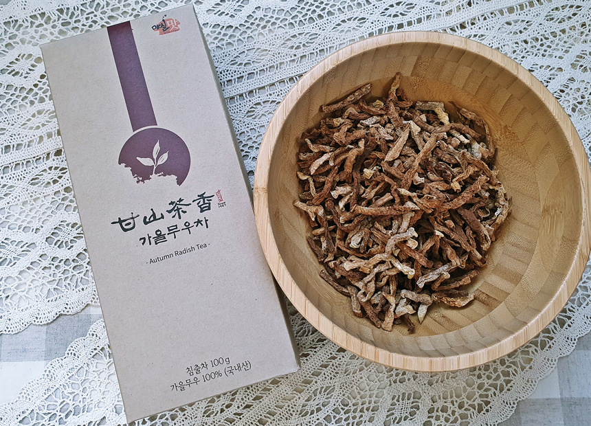 감산다향 가을 무우차 패키지 박스와 내용물이 그릇에 담긴 모습