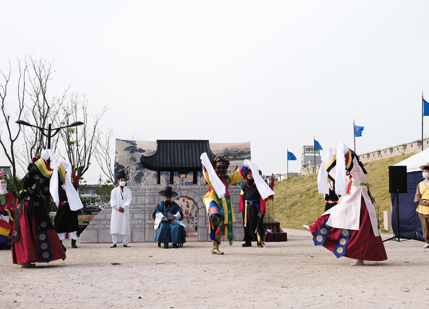 경주부윤읍성나들이 '처용무'의 공연장면