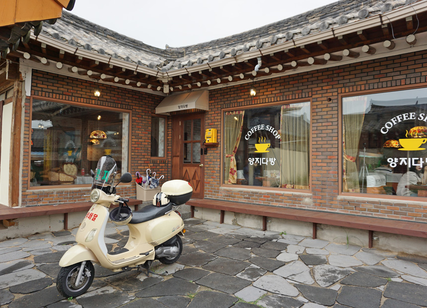 황리단길 양지다방 앞 세워져있는 오토바이