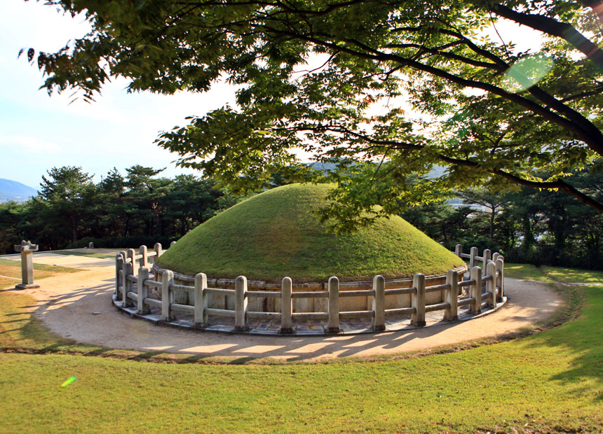 김유신 묘 전경
