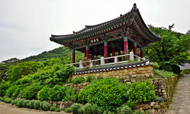 측면에서 본 기림사 범종루