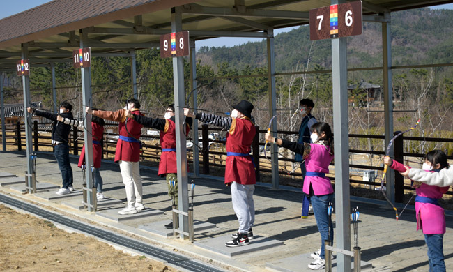 화랑마을 국궁 체험 중인 사람들