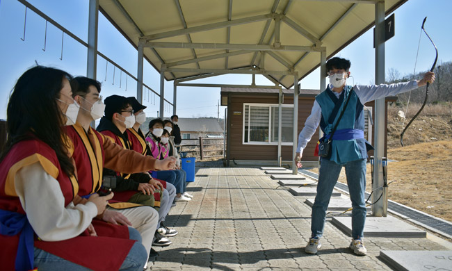화랑마을 국궁 체험 중 활쏘기 설명과 시범을 보이는 모습