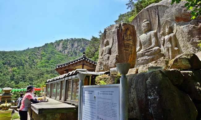 측면에서 본 칠불암 마애불상군