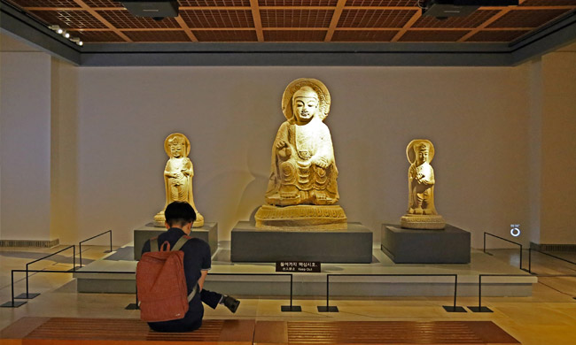 장창곡 석조미륵여래삼존상