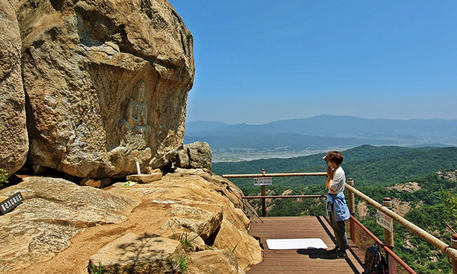 신선암 마애보살반가상 앞 기도하는 사람