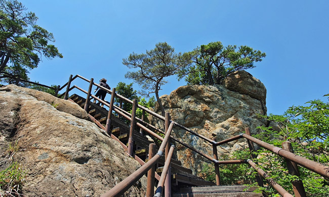 신선암 마애보살반가상 오르는 길