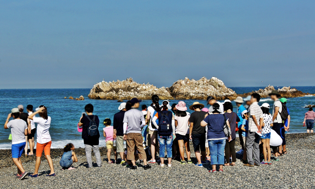 문무대왕릉을 바라보는 사람들