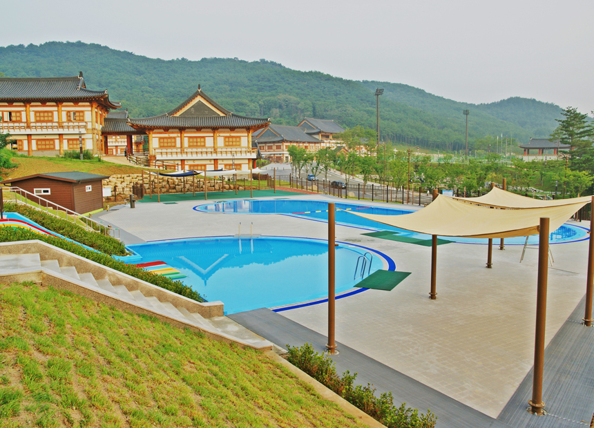 화랑마을 문무야외수영장 전경