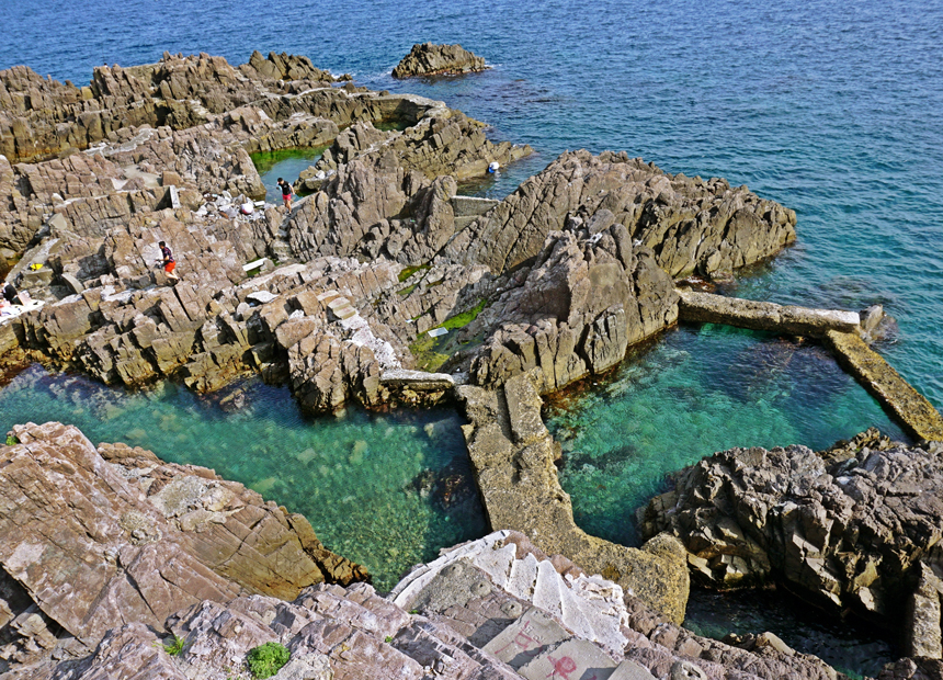 경주 스노클링 포인트 ‘송대말등대 앞바다’ 에서 수영하는 사람