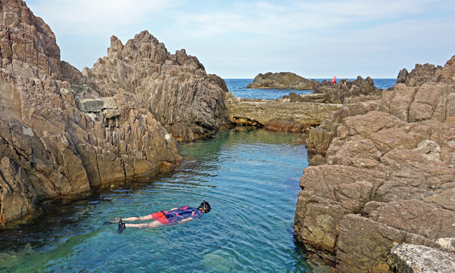 경주 스노클링 포인트 ‘송대말등대 앞바다’ 에서 수영하는 사람